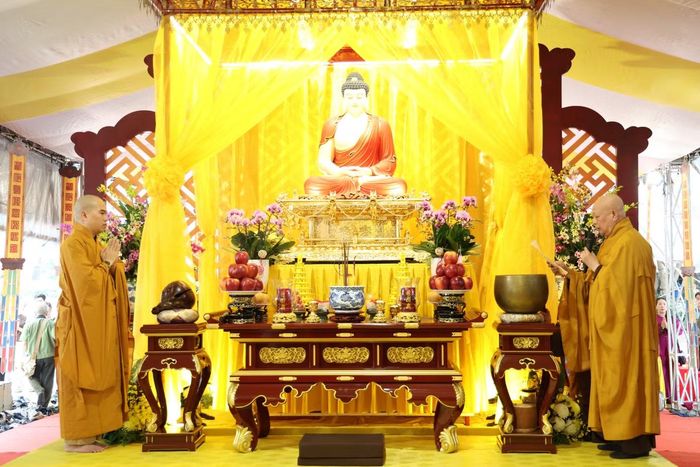 Hòa thượng Thích Lệ Trang - Trưởng Ban Trị sự GHPG Việt Nam TPHCM - niệm kinh kỳ siêu anh linh các Anh hùng liệt sĩ.