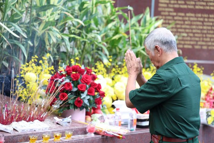 Cựu chiến binh Phan Xuân Hoài tưởng niệm cố Tổng Bí thư Trần Phú.