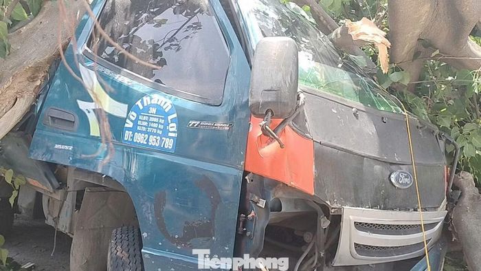Chiếc xe tải bị hư hỏng nặng sau sự cố. Ảnh: Đại Dương