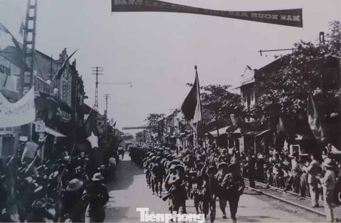 Học viên Trường Cán bộ cung cấp (tiền thân của Học viện Hậu cần) tham gia lực lượng tiếp quản Thủ đô, tháng 10/1954.