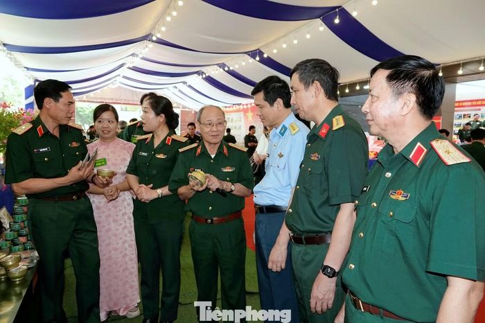 Trung tướng, GS.TS Đồng Minh Tại (thứ 4 từ trái qua) cùng các đại biểu trao đổi bên lề Hội thảo khoa học “Học viện Hậu cần 75 năm xây dựng, phát triển - Thành tựu và kinh nghiệm”, tháng 6/2026.