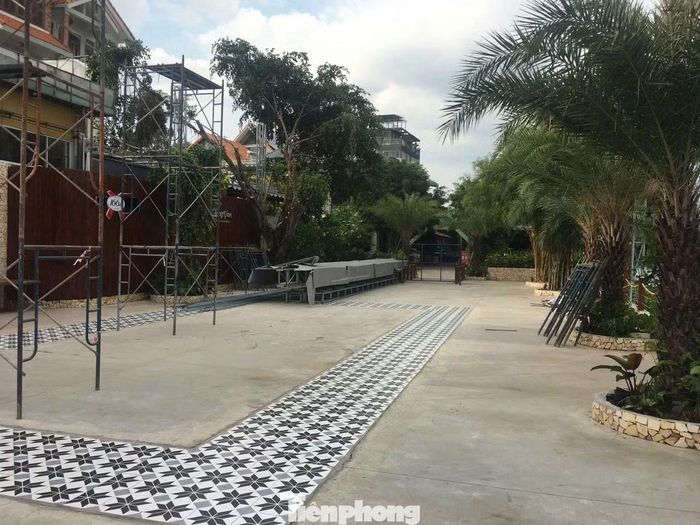 Khu vực nhà hàng xây trái phép được đặt tên là Không Gian Restaurant bị UBND phường Hiệp Bình (TPHCM) tháo dỡ.
