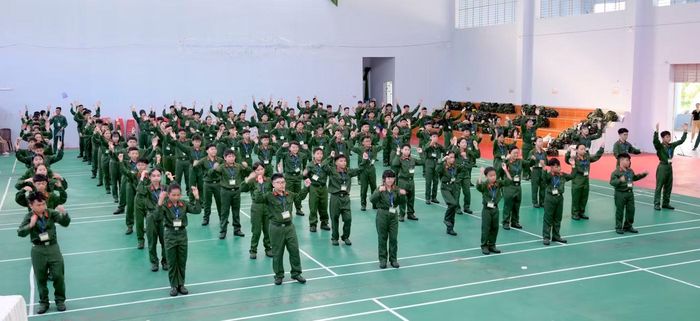 Các học viên tham dự chương trình đồng diễn múa. Ảnh: Lê Vy