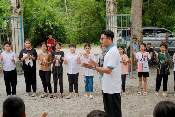 Anh Thạch Ngọc Hải tổ chức trò chơi cho các em thiếu nhi.