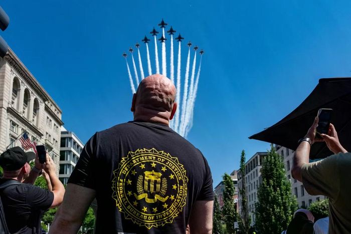 Chủ tịch kiêm CEO UFC Dana White quan sát các đội bay Thunderbirds của Không quân Mỹ và Blue Angels của Hải quân Mỹ bay qua Nhà Trắng, trước khi diễn ra các trận đấu UFC Freedom 250. (Ảnh: AP)