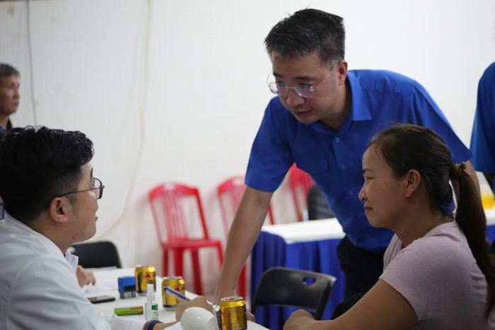 Anh Nguyễn Tường Lâm thăm hỏi các bác sĩ và người dân tham gia khám chữa bệnh tại ngày hội.