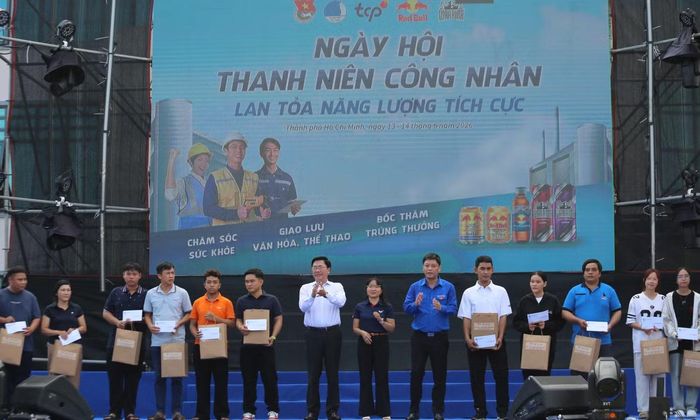 Đại diện Trung ương Đoàn trao tặng quà cho thanh niên công nhân có hoàn cảnh khó khăn.