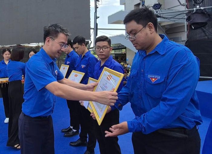 Anh Nguyễn Tường Lâm - Bí thư BCH Trung ương Đoàn, Chủ tịch Trung ương Hội LHTN Việt Nam tuyên dương thủ lĩnh thanh niên công nhân có thành tích xuất sắc