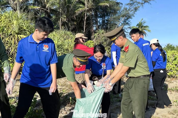 Đoàn các xã, phường trên địa bàn cũng đồng loạt triển khai “Ngày Chủ nhật xanh”, lựa chọn các tuyến đường trên địa bàn để triển khai mô hình “Tuyến đường kiểu mẫu”, ra quân dọn vệ sinh, làm đẹp cảnh quan. Trên địa bàn thành phố sẽ duy trì 279 tuyến đường thanh niên “Sáng – Xanh – Sạch – Đẹp”.