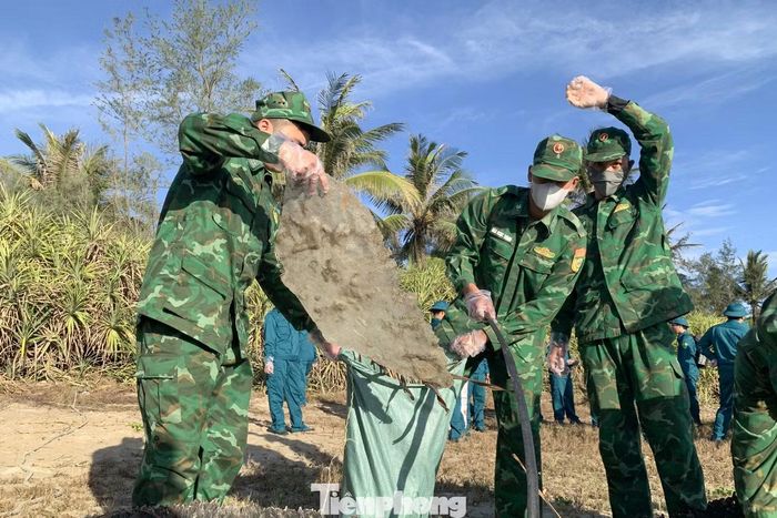 Trong cao điểm 60 ngày ra quân, tuổi trẻ Đà Nẵng cũng sẽ duy trì các hoạt động “Thanh niên Đà Nẵng bảo vệ môi trường biển” như vệ sinh các bãi biển định kỳ hằng tuần, thu gom rác thải nhựa, ngư lưới cụ hỏng, tuyên truyền người dân và du khách cùng giữ gìn vệ sinh các bãi biển, nhân rộng các mô hình “Bãi biển không rác thải nhựa”…