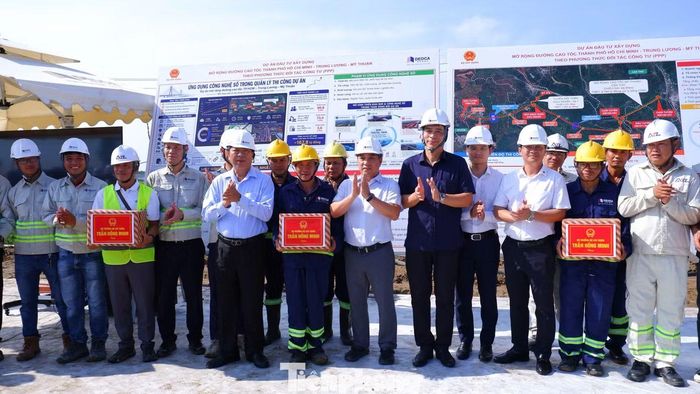 Bộ trưởng Bộ Xây dựng Trần Hồng Minh tặng quà, động viên lực lượng thi công tại công trường.