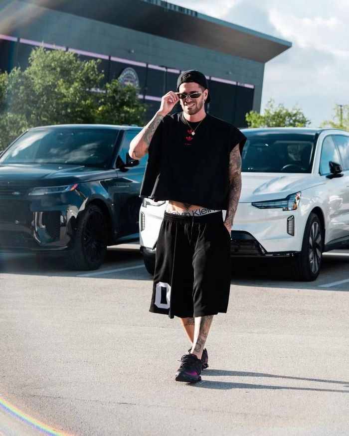 Tủ đồ của De Paul tập trung vào thời trang ứng dụng cao như áo phông oversize, hoodie, sweatshirt, quần cargo, quần jeans ống rộng, quần jogger cùng áo khoác bomber hoặc denim. Anh cũng sở hữu bộ sưu tập sneaker đa dạng, thường kết hợp với mũ lưỡi trai, túi đeo chéo và các phụ kiện kim loại như dây chuyền, khuyên tai hay kính râm để hoàn thiện vẻ ngoài đậm chất streetwear.