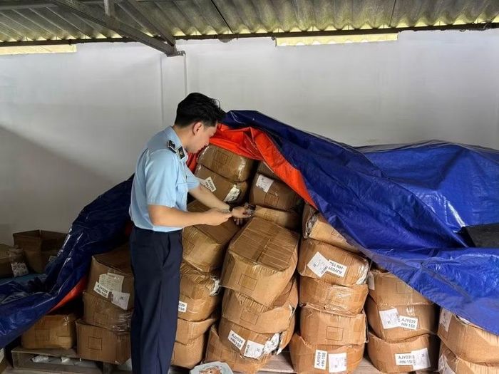 Lực lượng Quản lý thị trường Hà Nội phát hiện kho hàng chứa bột canh giả nhãn hiệu Acecook (Ảnh: QLTT HN).