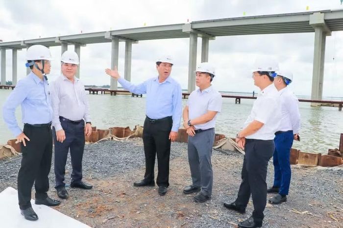 Bộ trưởng Bộ Xây dựng Trần Hồng Minh cùng đoàn công tác đã đến kiểm tra tiến độ thi công dự án cầu Đại Ngãi nối tỉnh Vĩnh Long và TP Cần Thơ.
