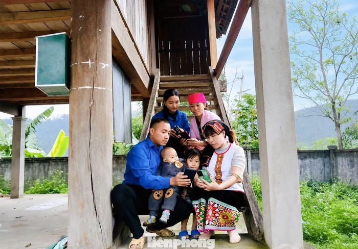 Tuổi trẻ Anh Sơn tích cực triển khai phong trào “Bình dân học vụ số”, hỗ trợ người dân nâng cao kỹ năng số.