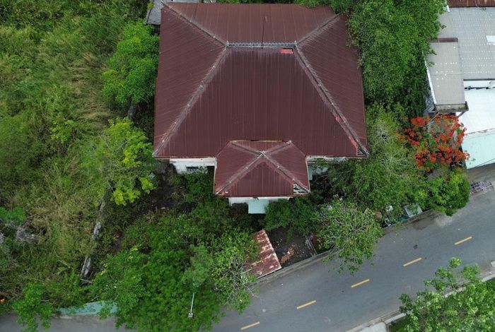 Nhà cổ số 174 trên đường Điện Biên Phủ được xếp hạng di tích kiến trúc nghệ thuật cấp tỉnh, từng được sử dụng làm trụ sở Trung tâm Huấn luyện và Thi đấu Thể dục thể thao tỉnh Bạc Liêu cũ. Hiện căn nhà không còn được khai thác, nhiều mảng tường bong tróc, nền thấp thường xuyên ngập nước khi mưa lớn, mái tôn và hệ thống cửa đã hư hỏng.