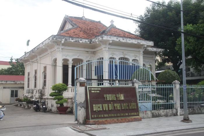 Sở Văn hóa - Thể thao và Du lịch Cà Mau cho biết hiện nay, trên địa bàn tỉnh có 21 nhà cổ được thống kê, kiểm kê và phân loại, trong đó có 14 ngôi nhà được xếp hạng là di tích cấp tỉnh, chủ yếu là loại hình di tích kiến trúc nghệ thuật. Trong ảnh là di tích kiến trúc nghệ thuật cấp tỉnh - nhà cổ số 41 được tận dụng làm trụ sở Trung tâm Dịch vụ Đô thị Bạc Liêu.