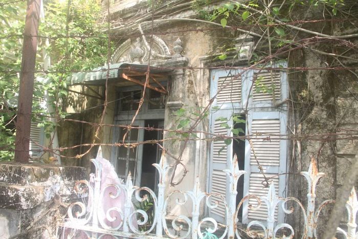 Nguyên nhân tình trạng các nhà cổ xuống cấp thời gian qua là các công trình này được xây dựng vào những thập niên cuối thế kỷ 19 đầu thế kỷ 20 (có nhiều căn trên 100 năm). Trong ảnh là di tích kiến trúc nghệ thuật cấp tỉnh - nhà cổ số 174 trên đường Điện Biên Phủ (trước đây là nhà ông Trương Xuân).