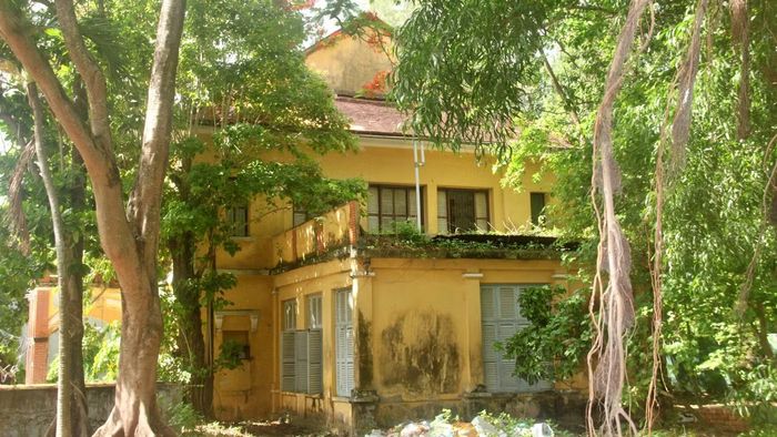 Tuy nhiên, sau khi thực hiện chính quyền địa phương 2 cấp, nhiều cơ quan, đơn vị sáp nhập, giải thể cho nên một số ngôi nhà cổ trước đây được bố trí cho các cơ quan hành chính quản lý và sử dụng hiện nay bị bỏ trống, chưa được bố trí cho đơn vị khai thác sử dụng. Trong ảnh là di tích kiến trúc nghệ thuật cấp tỉnh - nhà cổ số 29 (tên cũ là Tòa bố của Pháp).