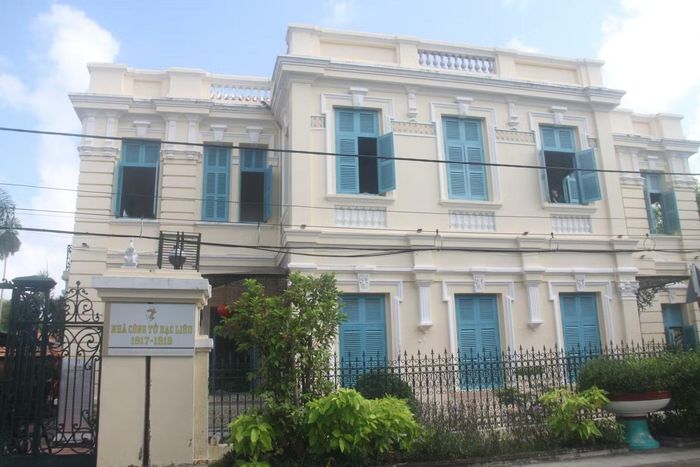 Một số ngôi nhà trở thành điểm đến hấp dẫn cho du khách khi đến với tỉnh, điển hình nhà cổ số 13 (nhà ông Vưu Văn Tụng), nhà cổ số 15 (nhà Công tử Bạc Liêu)… Trong ảnh là di tích kiến trúc nghệ thuật cấp tỉnh - nhà Công tử Bạc Liêu (nhà cổ số 15).