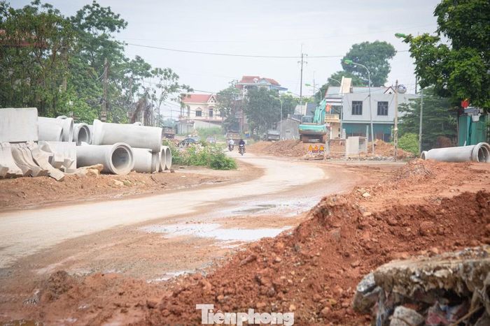Hiện nay, tại nhiều đoạn tuyến thuộc phường Tùng Thiện, các đơn vị thi công đang tập trung nhân lực và phương tiện để hoàn thiện các hạng mục cấp phối, lắp đặt hệ thống cống thoát nước.