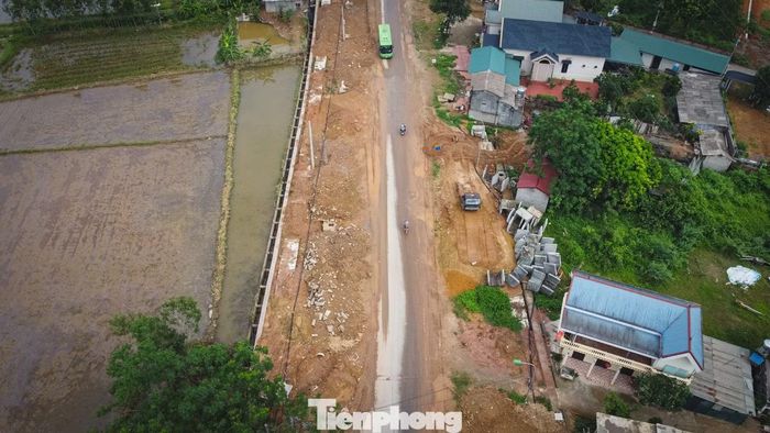 Khởi công từ năm 2021 và dự kiến khai thác trong năm 2024, tuy nhiên đến nay dự án cải tạo, nâng cấp Tỉnh lộ 413 vẫn dang dở, gây ảnh hưởng đến việc đi lại và sinh hoạt của người dân.