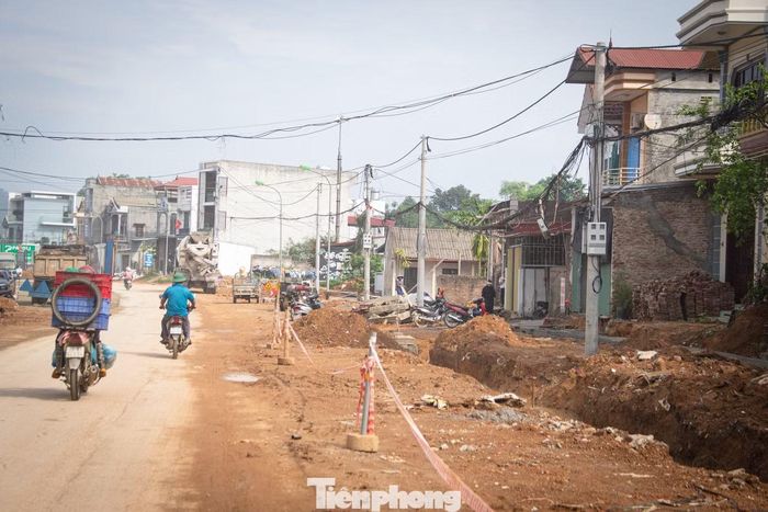 Thời gian qua do vướng mặt bằng, dự án Tỉnh lộ 413 phải thi công ngắt quãng, chưa đồng bộ.