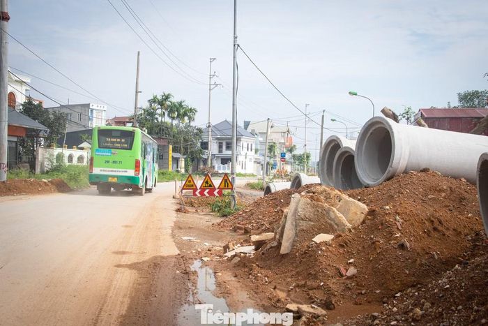 Đại diện UBND phường Tùng Thiện cho biết, tiến độ thi công toàn dự án hiện đạt khoảng hơn 70%. Dự án phấn đấu hoàn thành toàn bộ tuyến đường và đưa vào sử dụng trong quý 3/2026.