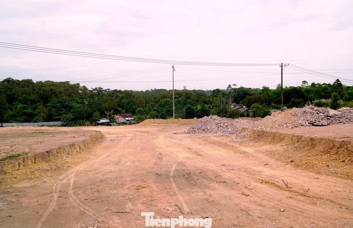 Theo báo cáo mới đây của chủ đầu tư gửi Sở Tài chính TP. Huế, dự án khởi công từ tháng 1/2026. Đến nay, hạng mục san nền đã đạt khoảng 90% khối lượng, các hạng mục đường giao thông nội bộ, bãi đỗ xe, kè đá và lối đi khuôn viên đang tiếp tục được triển khai.