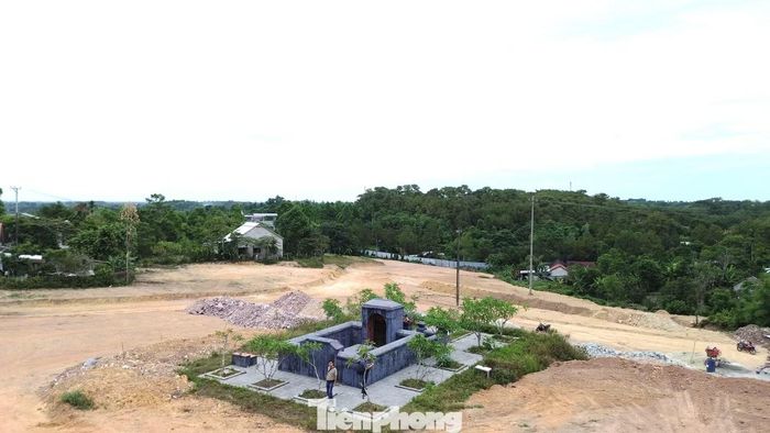 Sau nhiều năm xử lý những hệ lụy từ việc san ủi nhầm mộ vợ vua, đến năm 2023, lăng mộ bà Tài nhân họ Lê được phục dựng lại tại vị trí cũ. Theo báo cáo của chủ đầu tư, chi phí phục vụ công tác phục dựng, tu bổ tổng thể lăng bà Tài nhân họ Lê là 346,8 triệu đồng.
