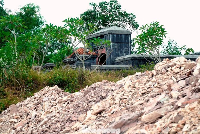 Trong quá trình giải phóng mặt bằng, vào tháng 6/2017, đơn vị thi công san ủi nhầm lăng mộ bà Tài nhân họ Lê - một trong những người vợ của vua Tự Đức. Vụ việc khiến dư luận đặc biệt quan tâm, đồng thời làm phát sinh nhiều vướng mắc sau đó khiến quá trình thực hiện dự án kéo dài rất nhiều năm.