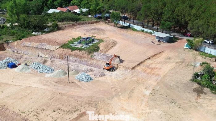 Theo hồ sơ điều chỉnh, công trình gồm bãi đỗ xe sức chứa khoảng 100 ô tô, xe điện và 120 xe máy phục vụ khách tham quan lăng Tự Đức và lăng Đồng Khánh; đồng thời bố trí khu dịch vụ, ẩm thực, giới thiệu sản phẩm làng nghề và hệ thống xe điện phục vụ du khách. Đáng chú ý, tổng mức đầu tư dự án sau điều chỉnh là 29,9 tỷ đồng, tăng gần gấp đôi so với mức 15,755 tỷ đồng được phê duyệt ban đầu.