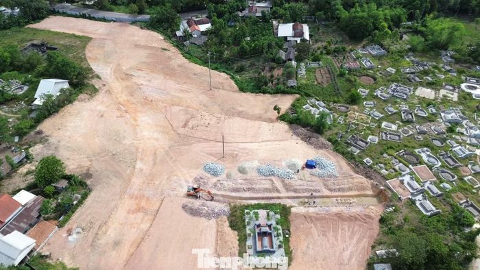 Đến tháng 11/2024, dự án được điều chỉnh chủ trương đầu tư. Ngày 12/8/2025, UBND TP. Huế quyết định chuyển mục đích sử dụng đất và cho doanh nghiệp thuê đất thực hiện dự án. Đến ngày 23/12/2025, công trình được cấp giấy phép xây dựng. Dự án được triển khai trên diện tích 16.875,31 m2 tại phường Thủy Xuân.