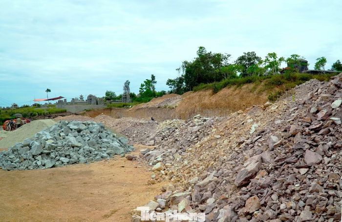 Theo chủ đầu tư, một trong những nguyên nhân ảnh hưởng tiến độ sau khởi công là khối lượng đất dôi dư khi san ủi mặt bằng khá lớn, với khoảng 11.000 m3. Khu vực đổ thải cách công trường khoảng 7 km, nằm trong khu dân cư với đường giao thông hẹp nên việc vận chuyển chủ yếu bằng xe tải nhỏ.