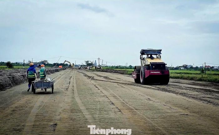 Cùng với các dự án trên, tại dự án xây dựng đường trục trung tâm huyện Hải Hậu cũ, không khí thi công cũng đang diễn ra khẩn trương.