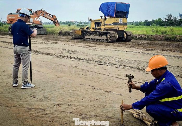  Ông Lê Đức Linh - Chỉ huy trưởng công trường cho biết, hiện dự án đã hoàn thành khoảng 65% khối lượng giai đoạn 1. Trên công trường đang huy động khoảng 120 công nhân thi công trên toàn tuyến. “Trong quá trình thi công, thời tiết nắng nóng và giá nguyên vật liệu tăng cũng ảnh hưởng nhất định đến tiến độ. Để khắc phục, đơn vị đã chủ động tìm kiếm nguồn cung vật liệu bổ sung; trang bị đầy đủ áo, mũ bảo hộ, đồng thời bố trí thời gian làm việc phù hợp để bảo đảm sức khỏe cho công nhân”, ông Linh nói. Sau khi hoàn thành, tuyến đường sẽ trở thành tuyến giao thông quan trọng, phục vụ nhu cầu đi lại, vận chuyển hàng hóa của người dân. Qua đó, công trình góp phần tạo điều kiện thuận lợi cho hoạt động sản xuất, kinh doanh, thúc đẩy phát triển kinh tế - xã hội tại các địa phương có tuyến đường đi qua. 
