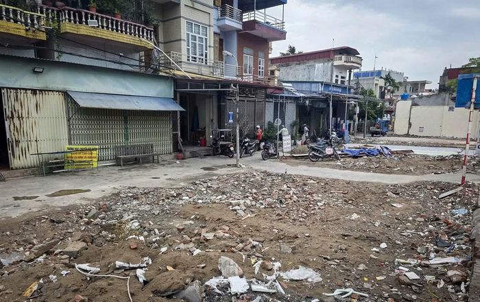  Đại diện Ban Quản lý dự án đầu tư xây dựng số 2 tỉnh Ninh Bình (chủ đầu tư) cho biết, tuyến đường trục trung tâm huyện Hải Hậu cũ là dự án nhóm B. Tuyến đường có chiều dài 4,2km, đi qua địa bàn huyện Hải Hậu, tỉnh Nam Định cũ, nay là các xã Hải Hậu, Hải Hưng, Xuân Trường (tỉnh Ninh Bình). Tổng đầu tư của dự án hơn 741 tỷ đồng; được triển khai theo 2 giai đoạn, trong đó giai đoạn 1 dự kiến hoàn thành năm 2026, giai đoạn 2 hoàn thành năm 2027. 