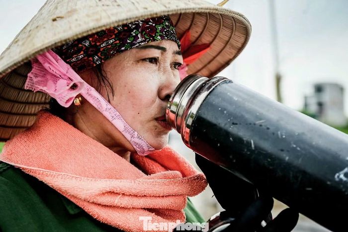 Giữa thời tiết nắng nóng, nhiều công nhân tranh thủ những khoảng nghỉ ngắn để bổ sung nước trước khi tiếp tục công việc. Dù mồ hôi thấm đẫm áo, nhịp thi công vẫn được duy trì liên tục.