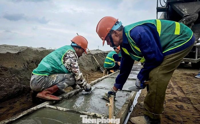  Theo đại diện chủ đầu tư, quá trình triển khai dự án, khăn lớn nhất là công tác giải phóng mặt bằng. Sau quá trình tuyên truyền, vận động, tính toán phương án phù hợp, đến nay các hộ dân bị ảnh hưởng bởi dự án đã đồng thuận bàn giao mặt bằng. Dự kiến trong tháng 7, sẽ bàn giao mặt bằng sạch để phục vụ thi công dự án. Hiện nay, trên công trường, các hạng mục như san nền, thi công cống thoát nước, đổ tấm đan, lu nền đang được triển khai đồng loạt. 