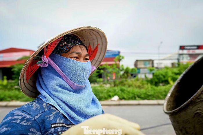 Để bảo đảm sức khỏe cho công nhân trong điều kiện thời tiết nắng nóng, đơn vị thi công đã điều chỉnh thời gian làm việc, bố trí nghỉ giữa ca, chuẩn bị đầy đủ nước uống cho người lao động.