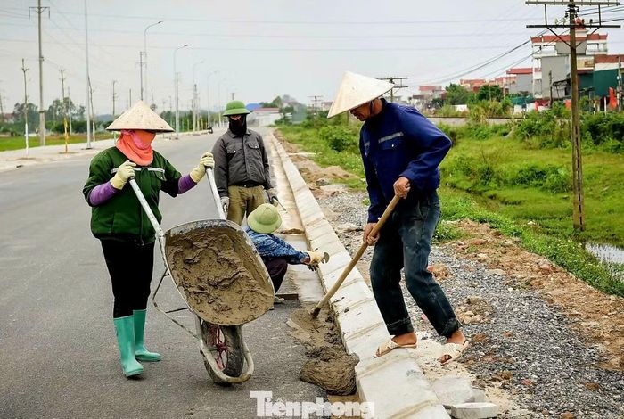  Ghi nhận của PV, mặc dù thời tiết những ngày này nắng nóng nhưng công nhân vẫn bám công trường để đảm bảo tiến độ. Đại diện đơn vị thi công cho biết, đến nay dự án đã hoàn thành khoảng 90% khối lượng công việc. Trên công trường đang tổ chức 4 mũi thi công với khoảng 70 công nhân, tập trung hoàn thiện các hạng mục còn lại như cảnh quan, hệ thống an toàn giao thông, hè đường, điện chiếu sáng, hộ lan... 