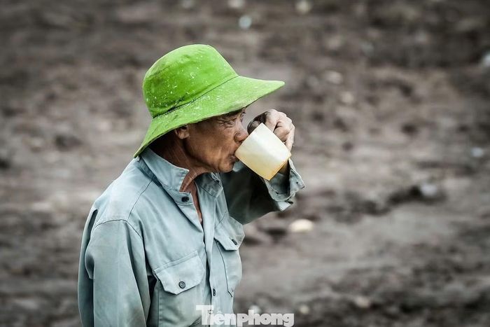 Nhiều người liên tục uống nước để giải nhiệt.