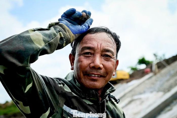 Sau nhiều giờ làm việc ngoài trời, làn da của nhiều công nhân rám đỏ, mồ hôi lăn dài trên gương mặt, thấm đẫm áo bảo hộ.