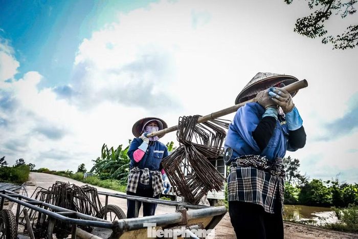 Trong quá trình thi công, nhiều thời điểm công nhân phải làm việc dưới nền nhiệt ngoài trời trên 40 độ C để góp phần đưa dự án về đích đúng hẹn.