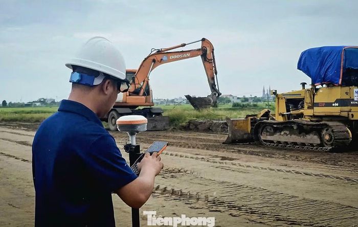 Tại thời điểm ghi nhận, có những cơn mưa xuất hiện bất chợt nhưng hàng chục công nhân vẫn tập trung triển khai các phần việc theo kế hoạch.