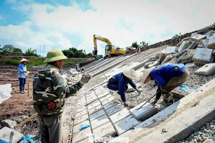  Ông Nguyễn Đình Dũng - Giám sát trưởng 2 công trình cống Cồn Tư và Cồn Năm cho biết, dự án được khởi công từ tháng 8/2025, đến nay đã đạt hơn 80% khối lượng, đáp ứng cao trình phục vụ công tác phòng, chống lũ. Khi hoàn thành, hai công trình cống Cồn Tư, Cồn Năm sẽ góp phần nâng cao khả năng tiêu thoát nước, phục vụ sản xuất nông nghiệp, giảm nguy cơ sạt lở, bảo vệ an toàn tuyến đê cửa sông hữu Hồng và khu dân cư ven sông. 