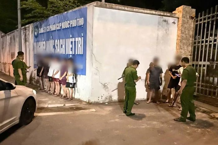 Lực lượng Công an trấn áp thanh thiếu niên gây rối trật tự công cộng.