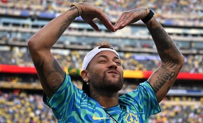 Neymar tương tác với hàng nghìn khán giả trong tiếng hò hét.