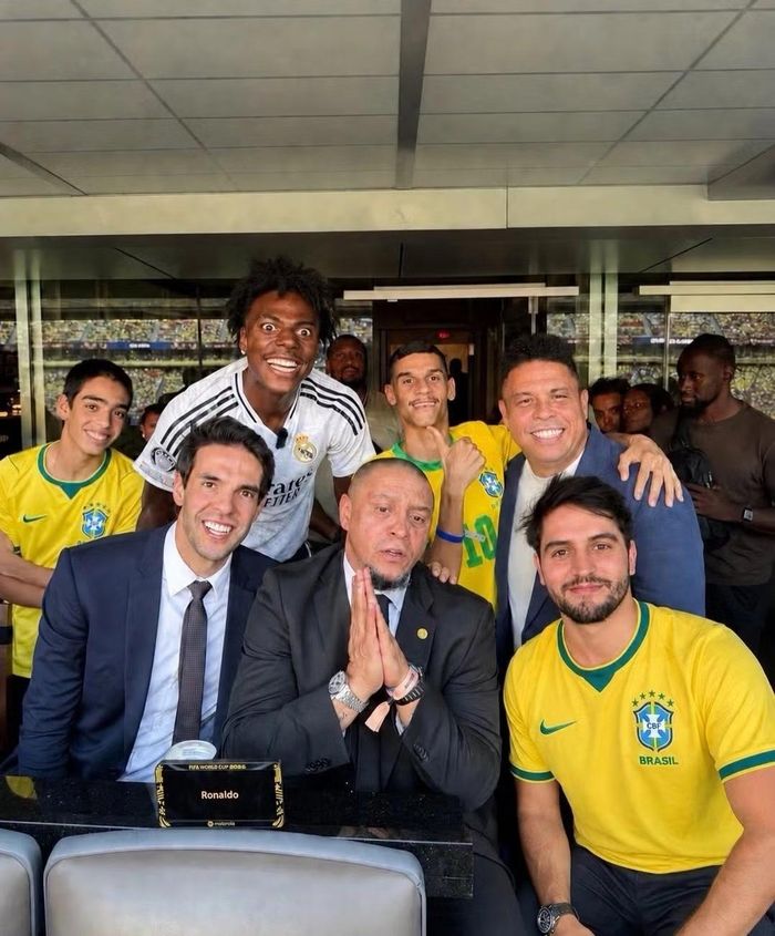 Trận đấu tâm điểm bảng C World Cup 2026 giữa Brazil - đội tuyển giàu thành tích nhất lịch sử giải đấu - và Morocco, nhà đương kim vô địch châu Phi. Cuộc đối đầu khép lại với tỷ số hòa 1-1. Suốt trận đấu, ống kính truyền hình liên tục hướng về khán đài quy tụ nhiều huyền thoại thể thao, nghệ sĩ. Trong số đó có dàn danh thủ Brazil gồm Kaká, Roberto Carlos và Ronaldo Nazário. Nhà sáng tạo nội dung Micael Melo cũng đăng tải bức ảnh chụp cùng ba huyền thoại bóng đá Brazil và streamer nổi tiếng người Mỹ IShowSpeed (đang gây sốt với ca khúc cổ động Champions).