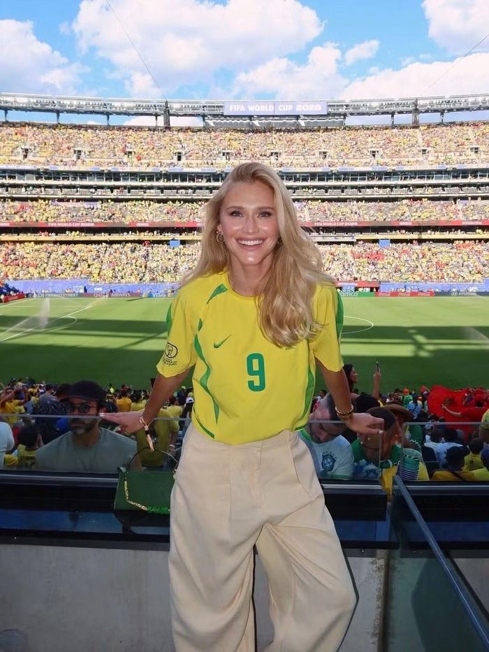 Người mẫu kiêm doanh nhân Celina Locks, vợ của huyền thoại Ronaldo Nazário, diện áo đấu số 9 của tuyển Brazil có tuổi đời 24 năm, cho biết món đồ vẫn được giữ gần như nguyên vẹn nhờ bảo quản cẩn thận. Đây chính là mẫu áo Ronaldo mặc trong trận chung kết World Cup 2002 gặp Đức, nơi anh lập cú đúp bàn thắng giúp Brazil giành chức vô địch thế giới lần thứ năm trong lịch sử.